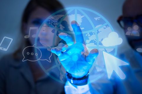 business-people-using-internet_5